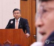 김의겸 의원 질의에 답변하는 유병호 감사원 사무총장