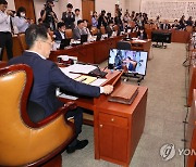 의사봉 두드리는 김도읍 법사위원장