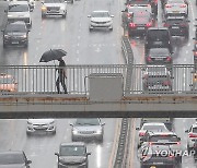 우산 쓰고 건너는 육교