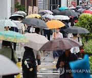 장마에 우산 쓴 시민들