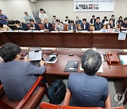 9차 전원회의 이어가는 사용자·근로자·공익위원들