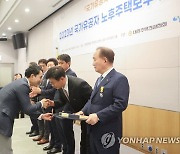 장관 포상 수여하는 박민식 장관