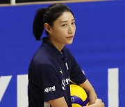 훈련 지켜보는 김연경 어드바이저