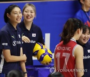 훈련 지켜보는 김연경 어드바이저