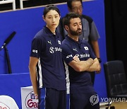 훈련 지켜보는 세사르 곤살레스 감독과 김연경