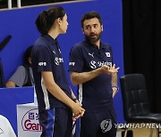 대화하는 세사르 곤살레스 감독과 김연경