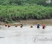 수색 작업하는 전남소방본부 대원들