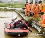 수색 작업하는 전남소방본부 대원들