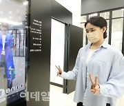 [포토]메타 패션 체험하는 시민