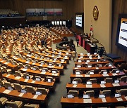 "日 오염수 방류 철회하라"…국회 결의안, 野 주도 통과