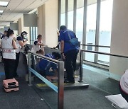 방콕 돈므앙 공항 무빙워크 사고…넘어진 승객 다리 끼어