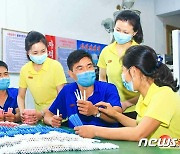 노동신문, 평양수지연필공장 조명…"제품마다 지혜와 열정 바쳐야"