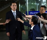 출근길 취재진과 약식 인터뷰 갖는 김영호 후보자