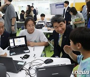 디지털 기반 교육 학교 참관하는이주호 부총리