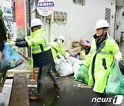 생활쓰레기 수거작업하는 이남철 고령군수