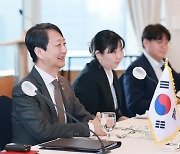 日 경제산업성 경제산업심의관과 면담하는 안덕근 본부장