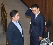 대화하는 박광온 원내대표와 김종민 의원