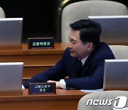 국회 본회의에서 대화 나누는 이정식·원희룡