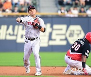 [포토] 김민성 '깔끔한 병살 처리'