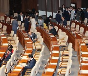 [속보] 민주 ‘노조활동 보장법’ vs 국힘 ‘불법파업 조장법’…노란봉투법 부의건 野 단독 의결