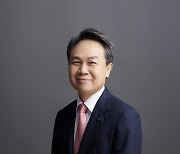 진옥동 신한금융지주 회장, 디지털 혁신 속도 높여 ‘인비저블 금융’ 구현 [2023 100대 CEO]