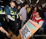 전장연 '지하철 지연시위 중단' 발표…역사 노숙 농성