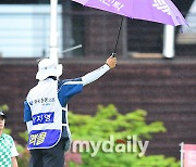 '뭣이 중헌디?' 선수말고 허공에 우산 받쳐주는 캐디들 [곽경훈의 현장]