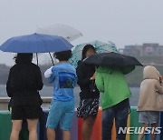 제주 전역 호우특보…하늘길 원활·뱃길 차질