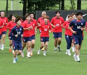 몸푸는 여자축구 국가대표팀