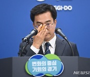 안경 고쳐쓰는 김동연 경기도지사