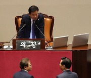 여야 원내수석부대표와 논의하는 김진표 국회의장