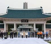 현충원에서 6.25 참전용사와 함께한 제복-한복 패션쇼 '자락을 펴다'[뉴시스Pic]