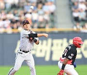 김민성,'재빠르게 병살 연결' [사진]