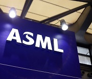 로이터 “ASML, 中에 반도체 제조 핵심장비 수출 금지할듯”