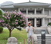 김대중 전 대통령 기념식수 설명하는 박상진 교수