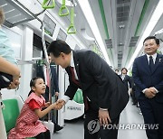 대곡-소사 복선전철 시승하며 어린이와 인사하는 윤 대통령