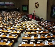 국회 '오염수 결의안' 野 채택 강행…與, 청문회 개최 거부(종합)