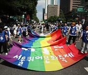 '광장 불허서' 찢은 퀴어축제…"혐오야 떠나라" 5만명 물결