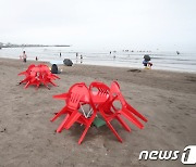 흐린 날씨에 아직은 한산한 제주 해수욕장