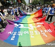 "인간답게" 서울 폭염 속 퀴어축제…성소수자 청소년·부모도 참가