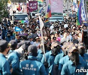 행진 시작하는 퀴어문화축제 참가자들