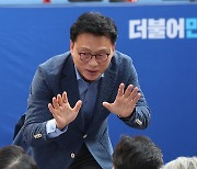 참석자들과 인사 나누는 박광온 원내대표