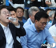 목 축이는 이재명 대표