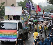 ‘퀴어퍼레이드’ 을지로에서 열린다…도심 곳곳 반대집회