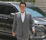 축근 `채용비리 의혹....` 박지원 전 국정원장 경찰 출석