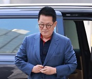 '채용비리 의혹' 박지원 경찰 출석…취재진 질문엔 침묵