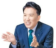 전기도 안들어오던 시골 출신, '순이익 1등 은행' 회장으로