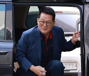 박지원, “측근 채용 지시했나” 질문에 침묵···8시간 경찰 조사 마치고 귀가