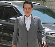 [속보] ‘채용비리 의혹’ 박지원 전 국정원장 경찰 출석