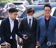 ‘채용비리 의혹’ 박지원, 8시간 경찰조사…‘혐의 인정하나’ 질문에 ‘침묵’